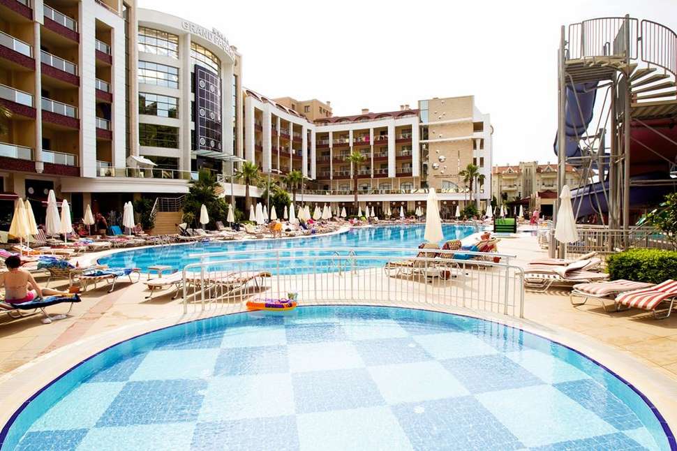 Een foto van het zwembad bij Grand Pasa Hotel
