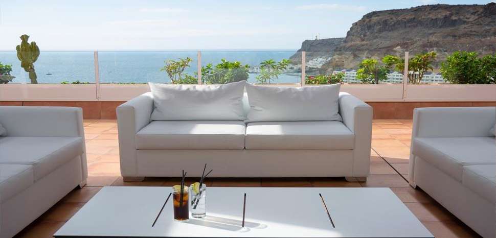 Een foto van het terras bij Mogan Princess & Beach Club Resort