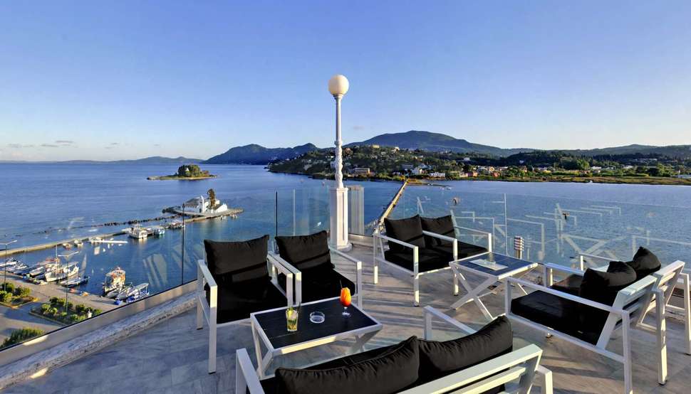Ein Foto von der Terrasse im The Royal Grand Hotel