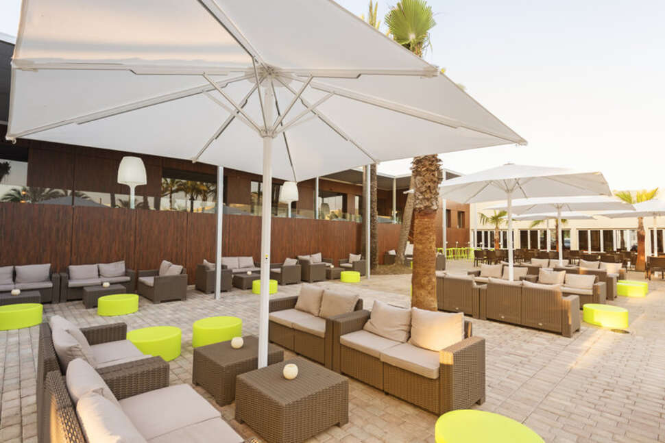 Een foto van het terras bij Occidental Ibiza