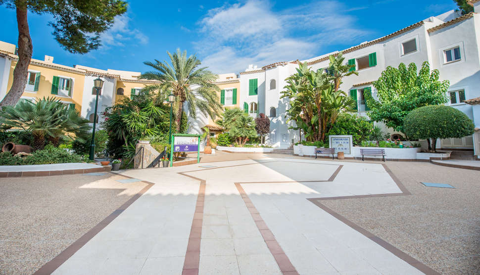 Een foto van de buitenkant van Ona Cala Pi Club Aparthotel