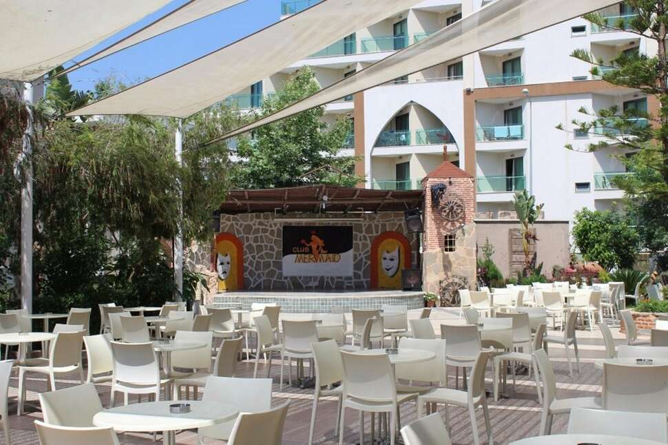 Ein Foto von der Terrasse im Club Mermaid Village