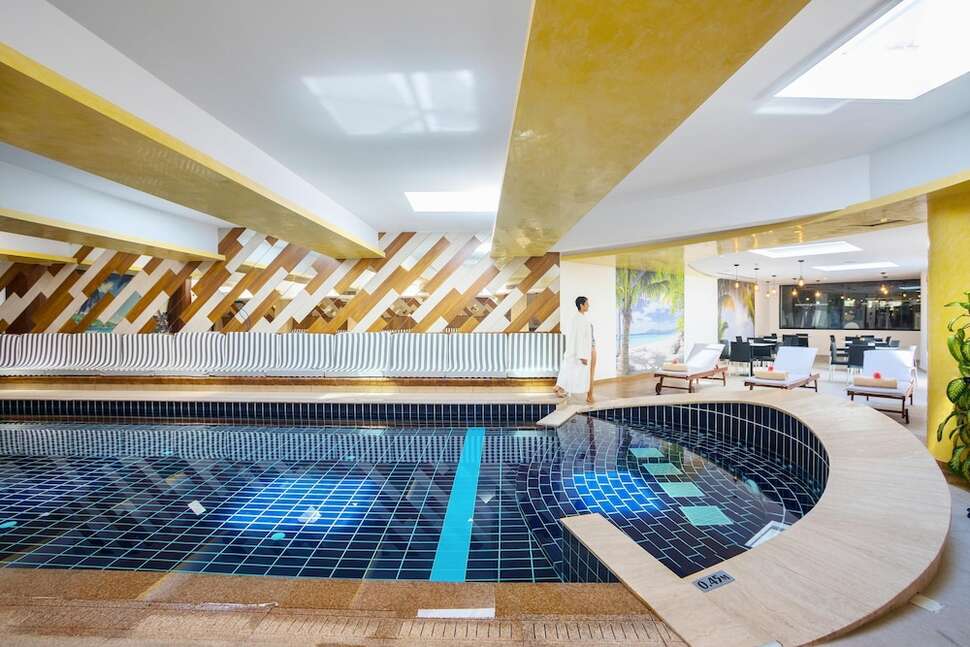 Een foto van het zwembad bij Cavo Maris Beach Hotel