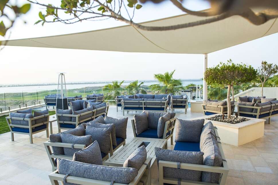 Een foto van het terras bij Crowne Plaza Abu Dhabi Yas Island