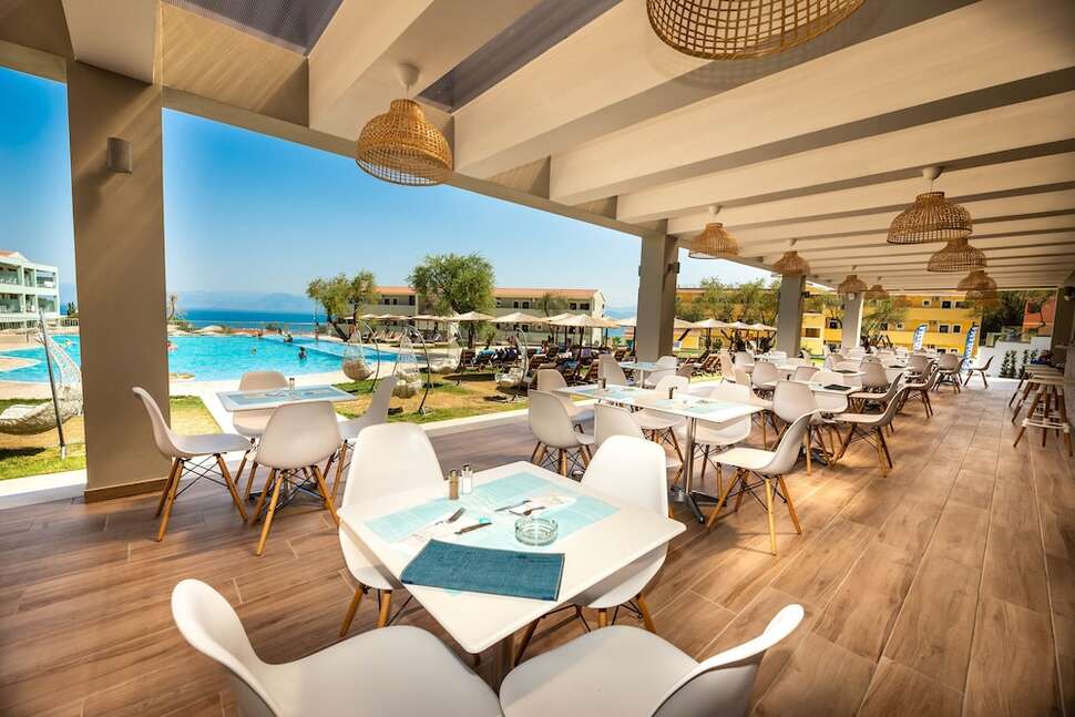 Een foto van het terras bij Aparthotel Robolla Beach