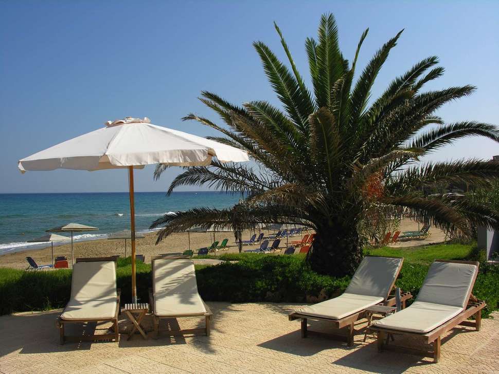 Een foto van het terras bij The Bay Hotel & Suites