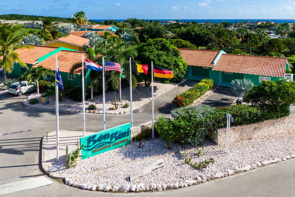 Een foto van de buitenkant van Bon Bini Seaside Resort