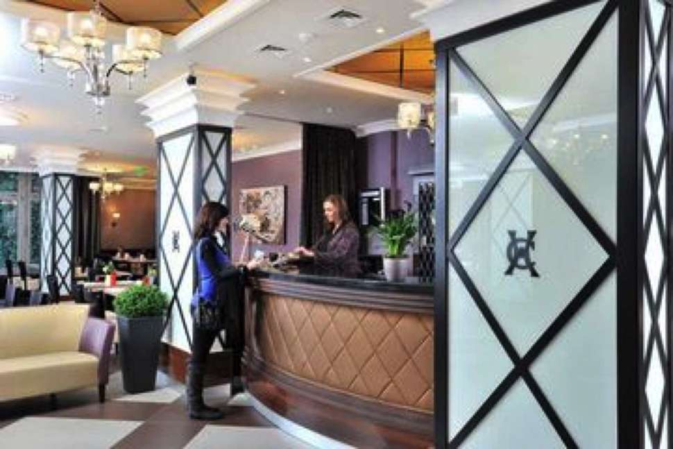Een foto van het interieur van Carlton Hotel