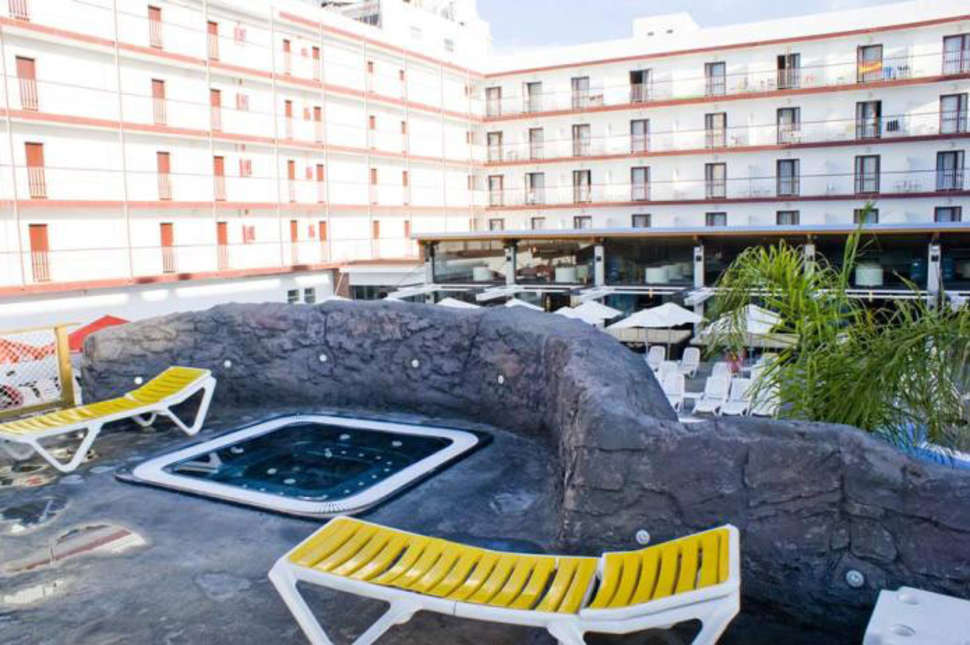 Een foto van het zwembad bij Hotel Papi