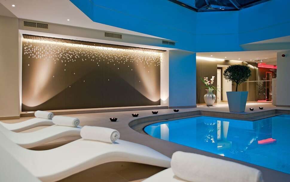 Een foto van het zwembad bij Porto Platanias Beach Resort & Spa