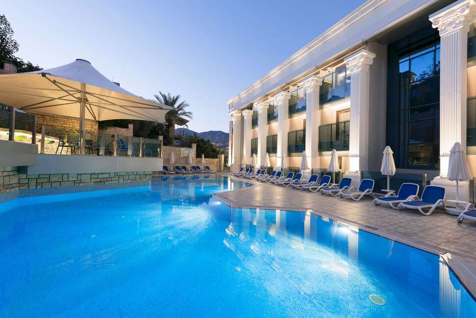 Een foto van het zwembad bij Kaptan Hotel
