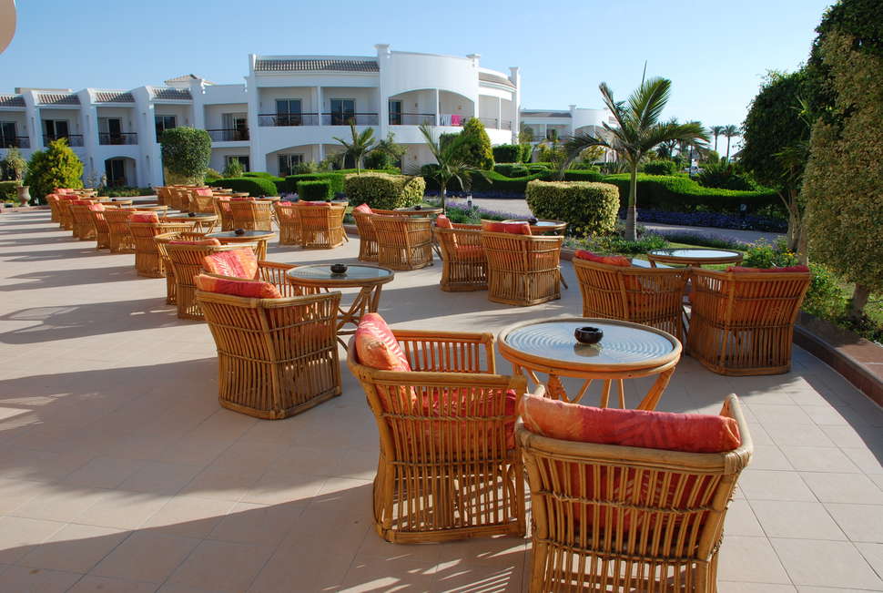 Een foto van het terras bij Sunrise Alma Bay Resort