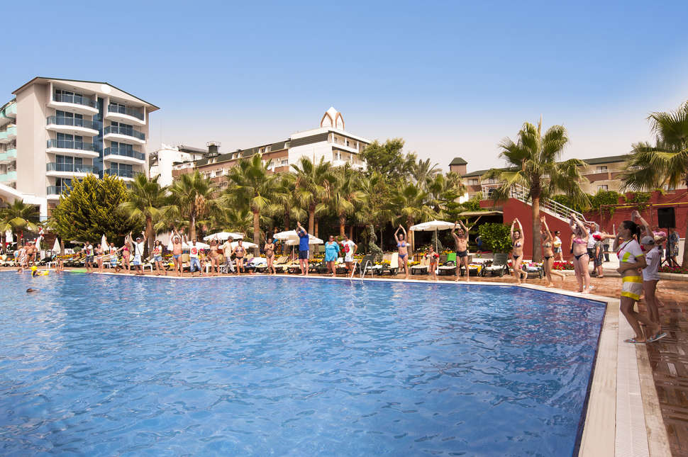 Een foto van het zwembad bij Concordia Celes Hotel
