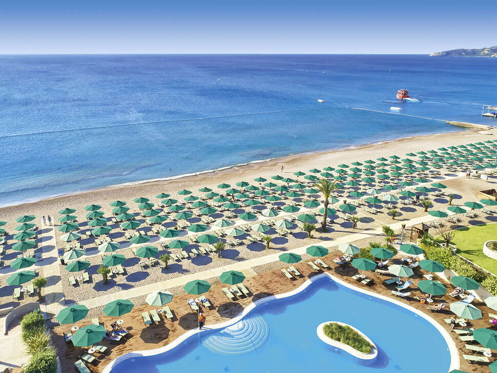 Ein Foto vom Strand beim Esperos Mare Resort