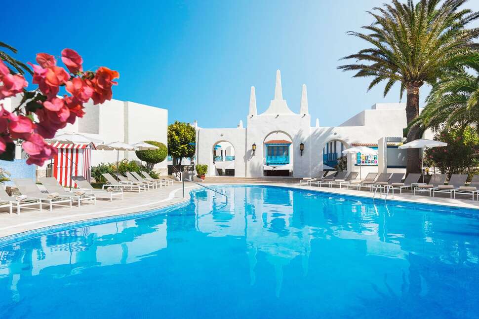 Een foto van het zwembad bij Alua Suites Fuerteventura