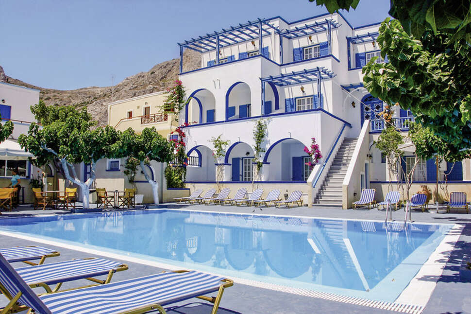 Ein Foto vom Pool im Hotel Artemis Kamari