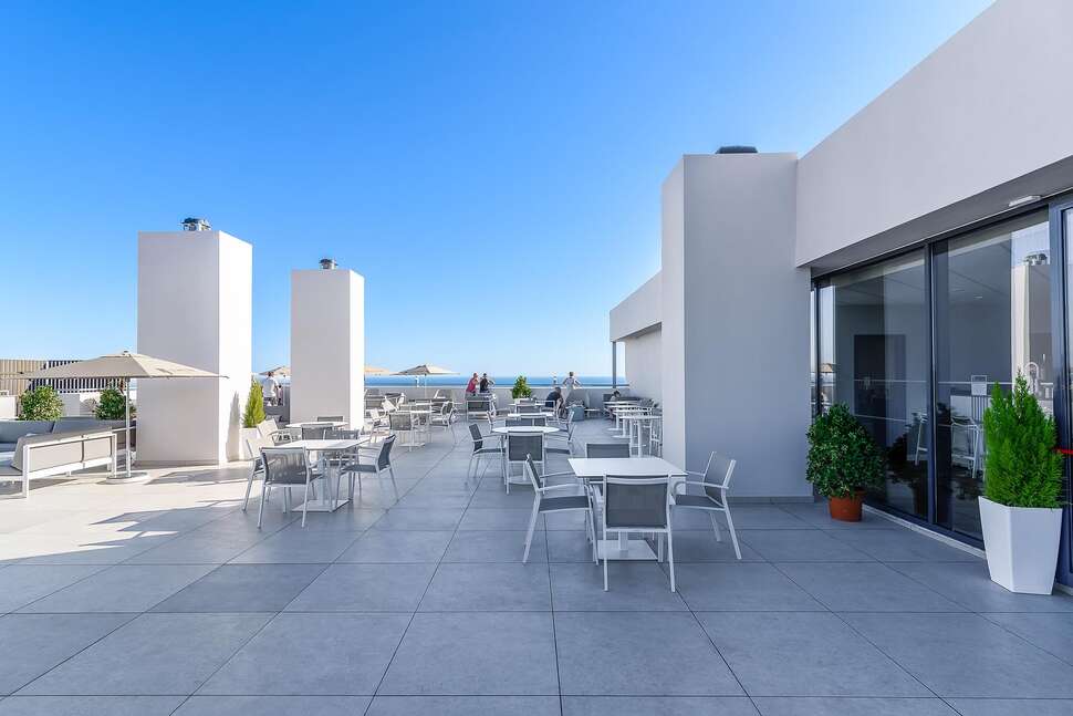 Een foto van het terras bij Jupiter Albufeira Hotel