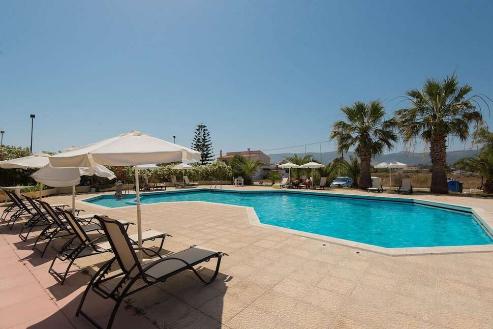 Een foto van het zwembad bij Leonidas Hotel & Studios
