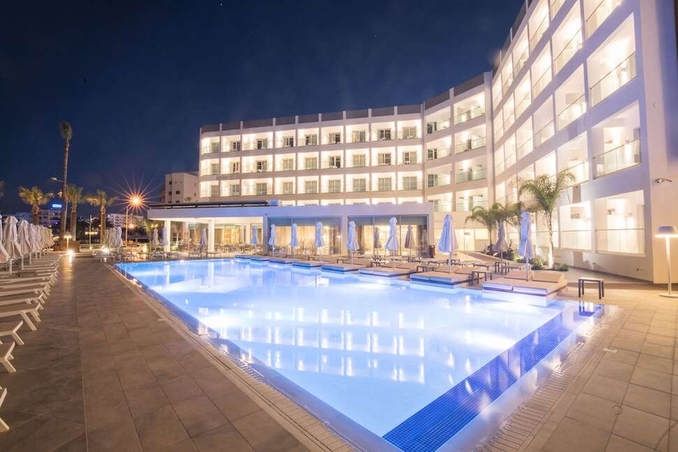 Een foto van het zwembad bij Evalena Beach Hotel