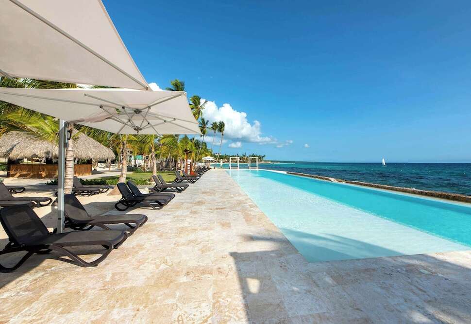Een foto van het zwembad bij Viva Wyndham Dominicus Beach