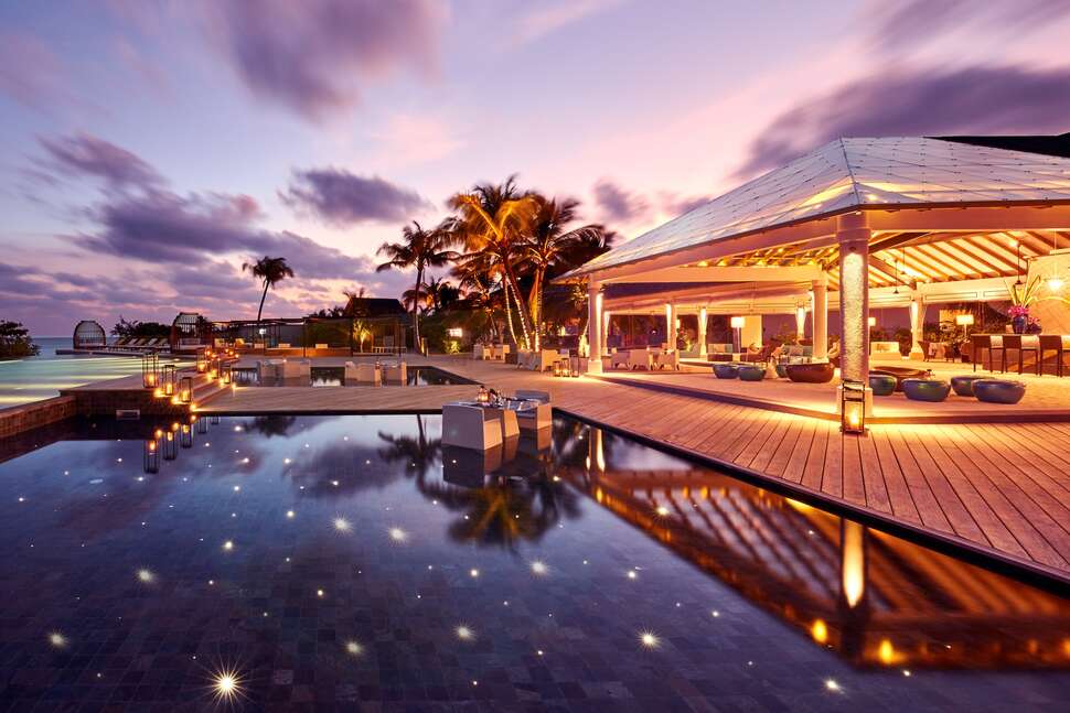 Een foto van het terras bij NH Collection Maldives Havodda Resort