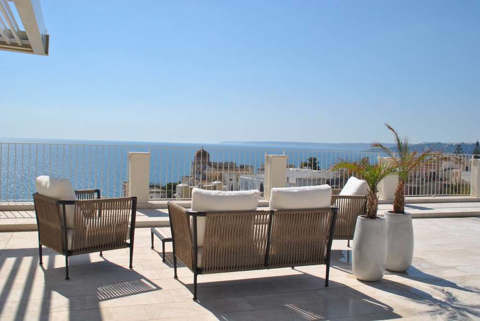 Een foto van het terras bij Est Hotel