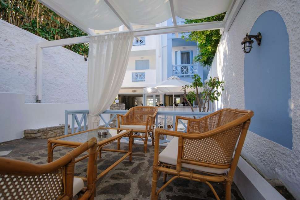 Een foto van het terras bij Erato Seaside Hotel