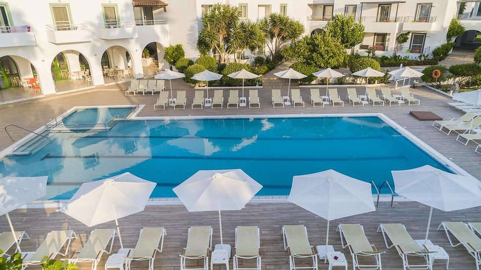 Een foto van het zwembad bij Alexandra Beach Aparthotel