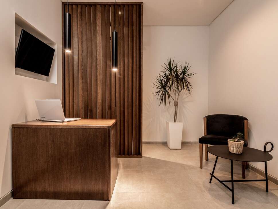 Een foto van het interieur van New Beach Hotel