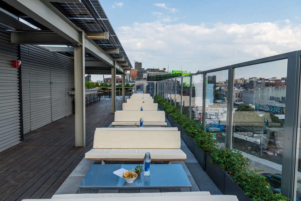 Een foto van het terras bij Pod Brooklyn Hotel