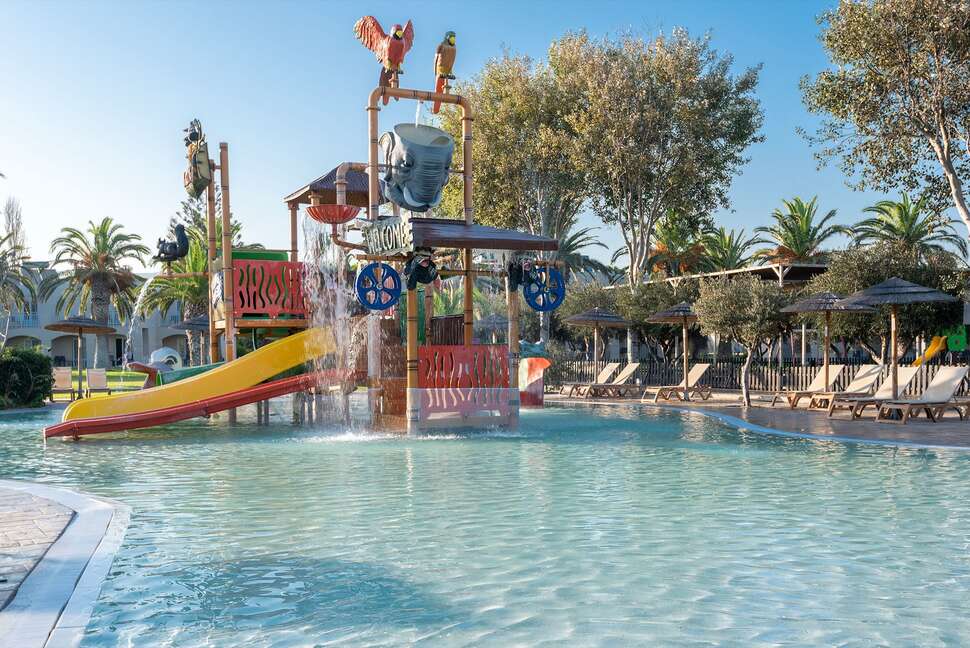 Een foto van het zwembad bij Akti Coast Club