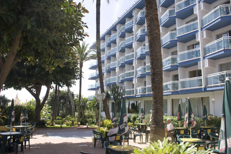 Een foto van de buitenkant van Hotel Palmasol