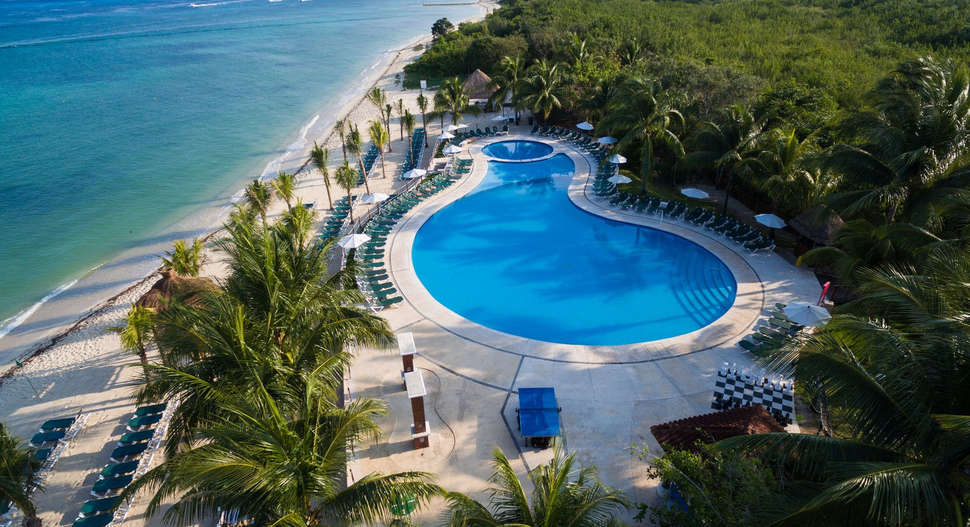 Een foto van het zwembad bij Occidental Cozumel