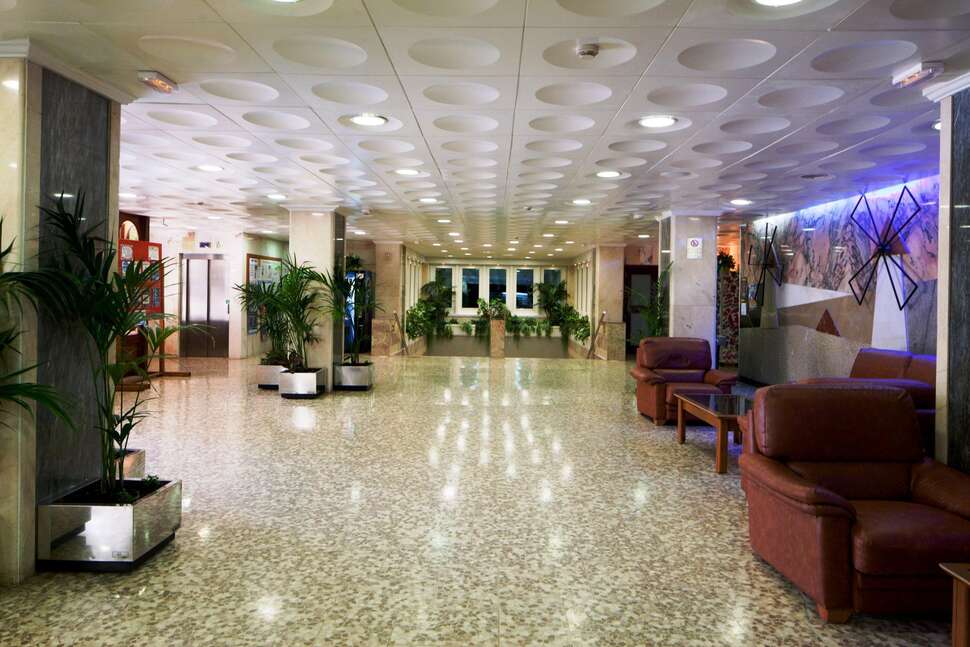 Een foto van het interieur van H-Top Molinos Park Hotel