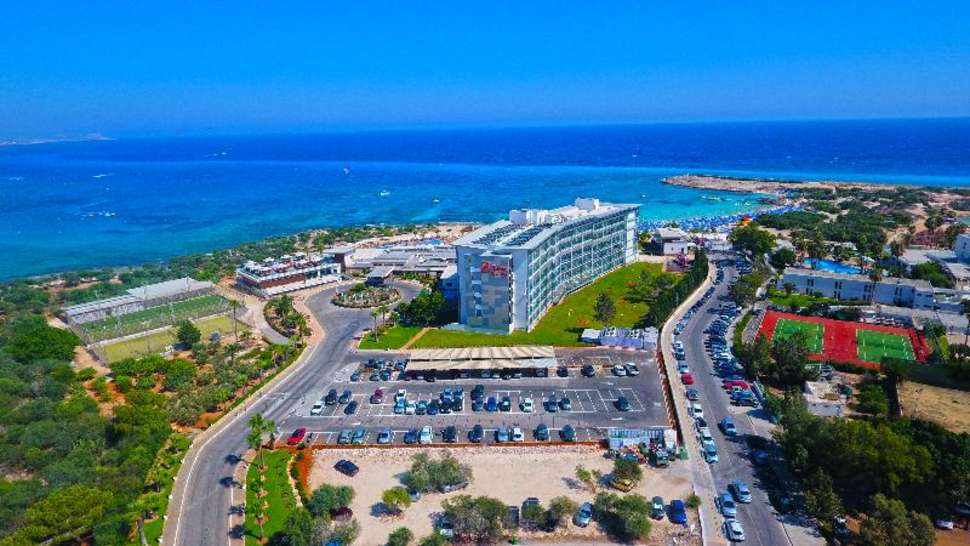 Een foto van de buitenkant van Asterias Beach Hotel