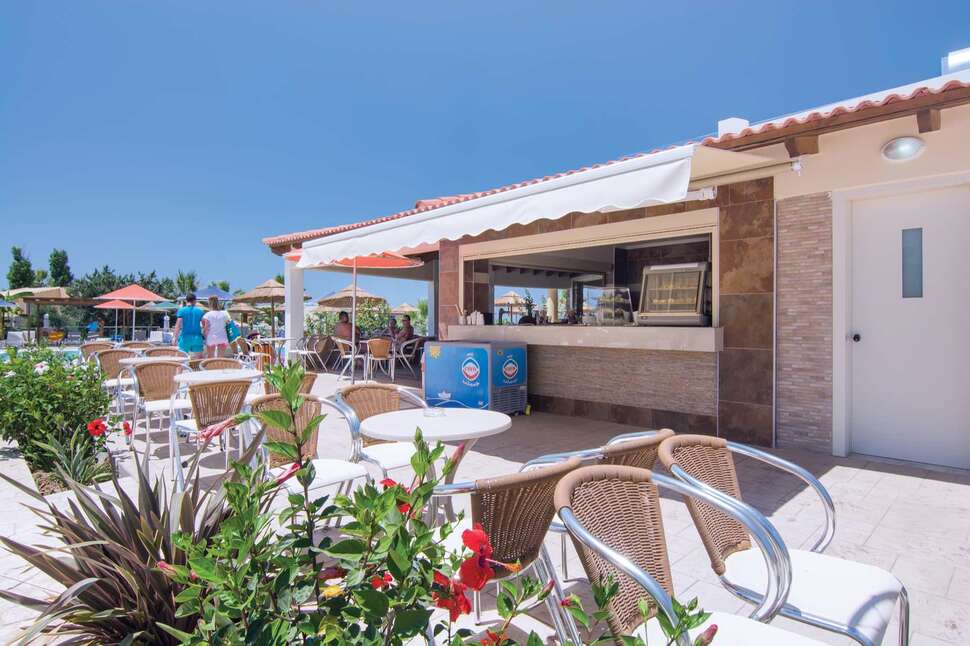 Een foto van het terras bij Kouros Palace