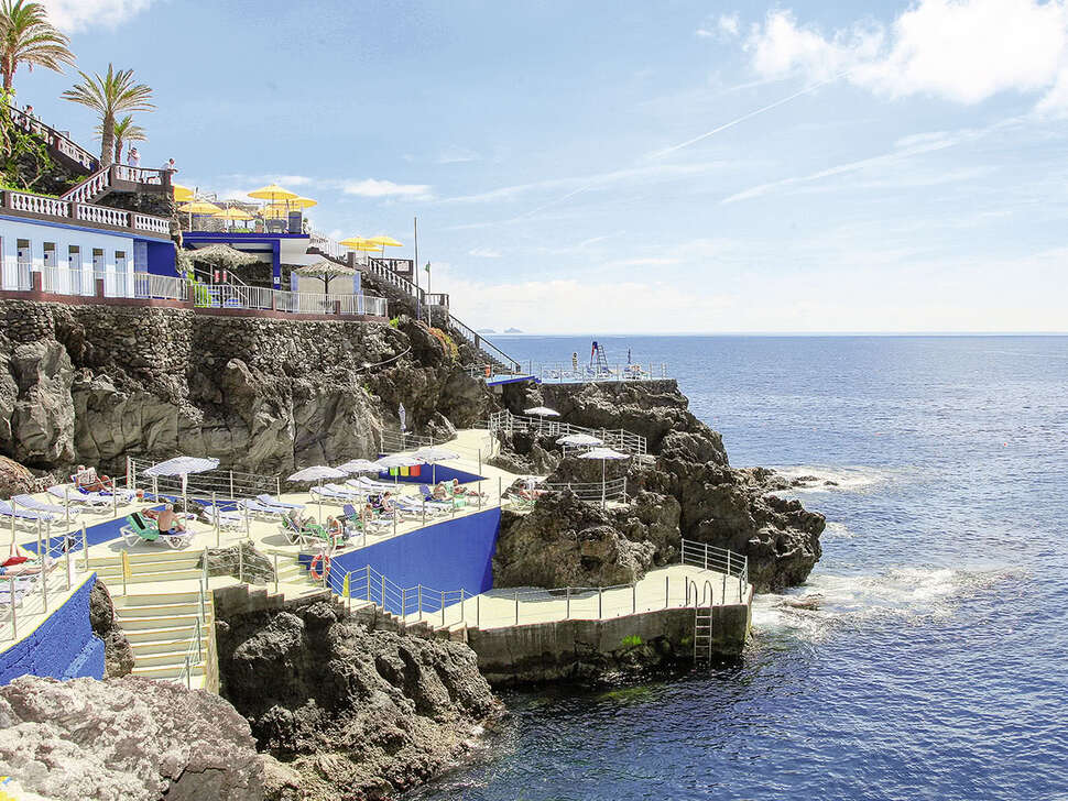 Een foto van het terras bij Rocamar Lido Resorts