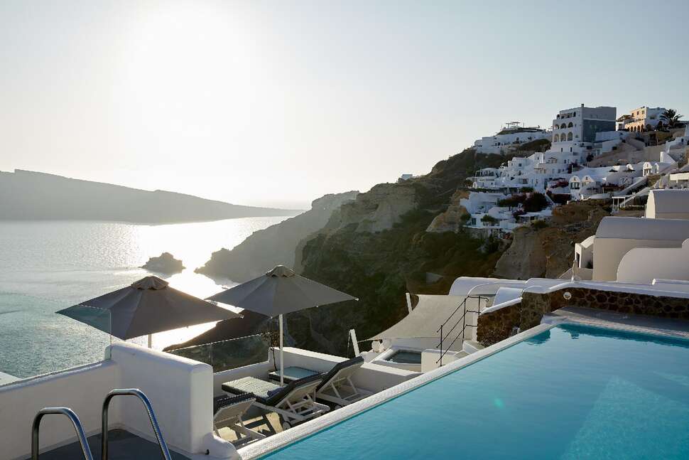 Een foto van het zwembad bij La Perla Villas & Suites