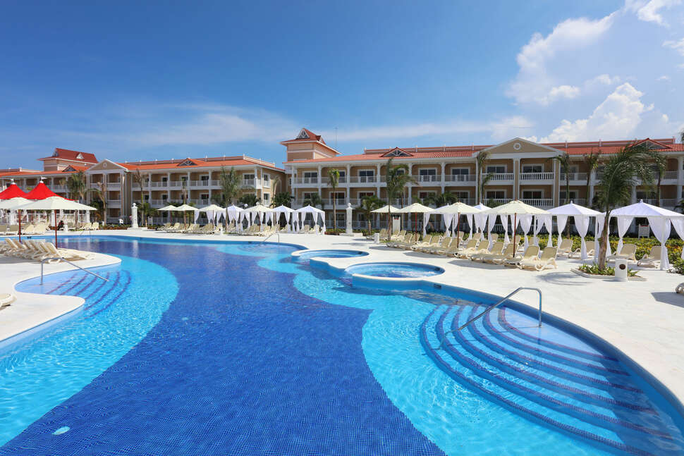 Een foto van het zwembad bij Fantasia Bahia Principe Punta Cana