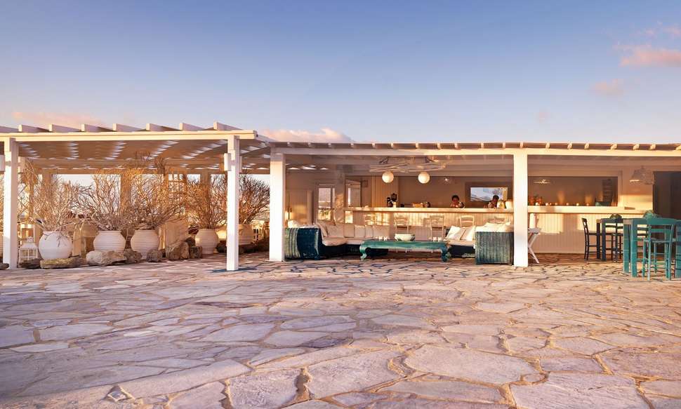 Een foto van het terras bij Mykonos Bay Hotel