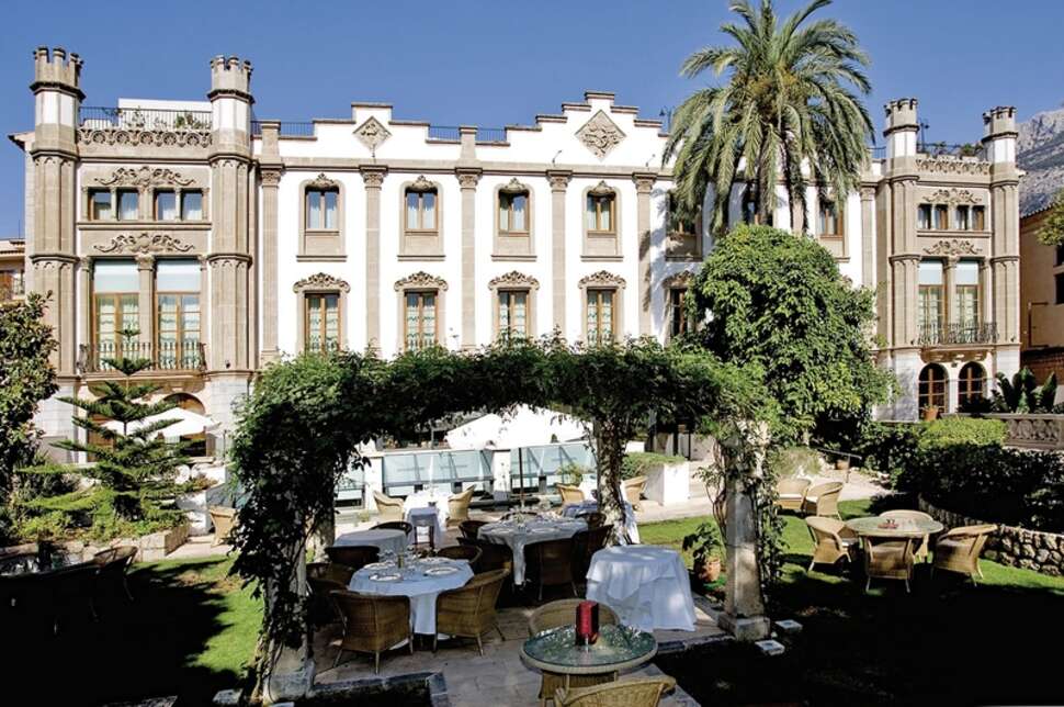 Een foto van de buitenkant van Gran Hotel Soller