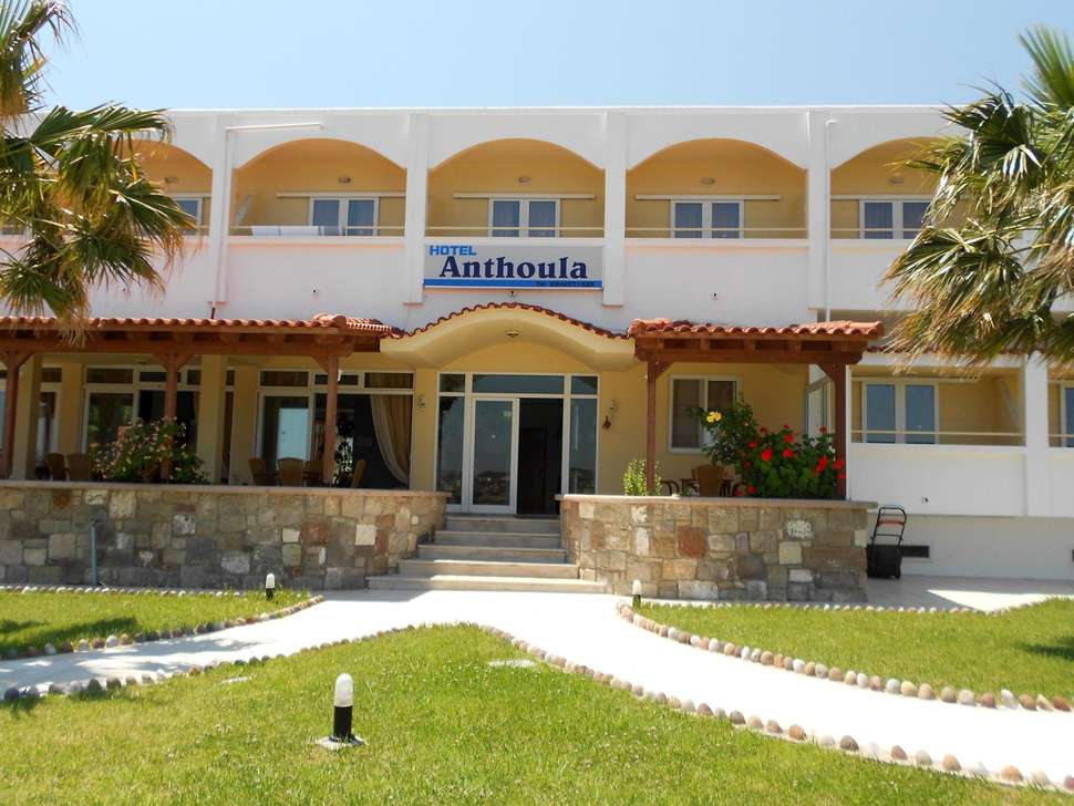 Een foto van de buitenkant van Anthoula Hotel