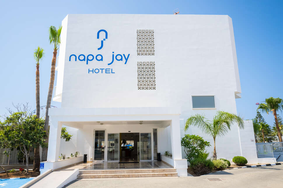 Een foto van de buitenkant van Napa Jay Hotel
