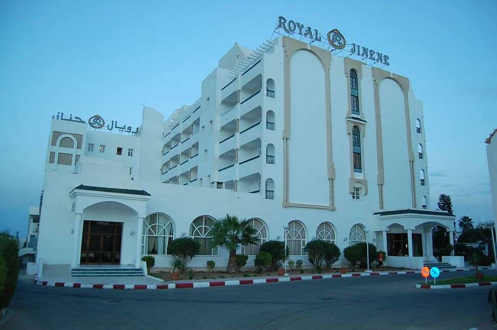 Een foto van de buitenkant van Hotel Royal Jinene