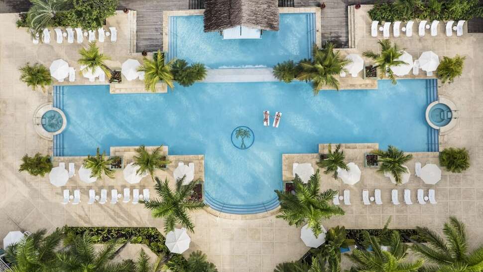 Een foto van het zwembad bij Couples Negril