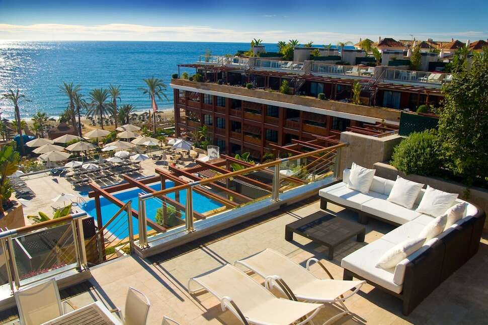 Een foto van het zwembad bij Gran Hotel Guadalpin Banus