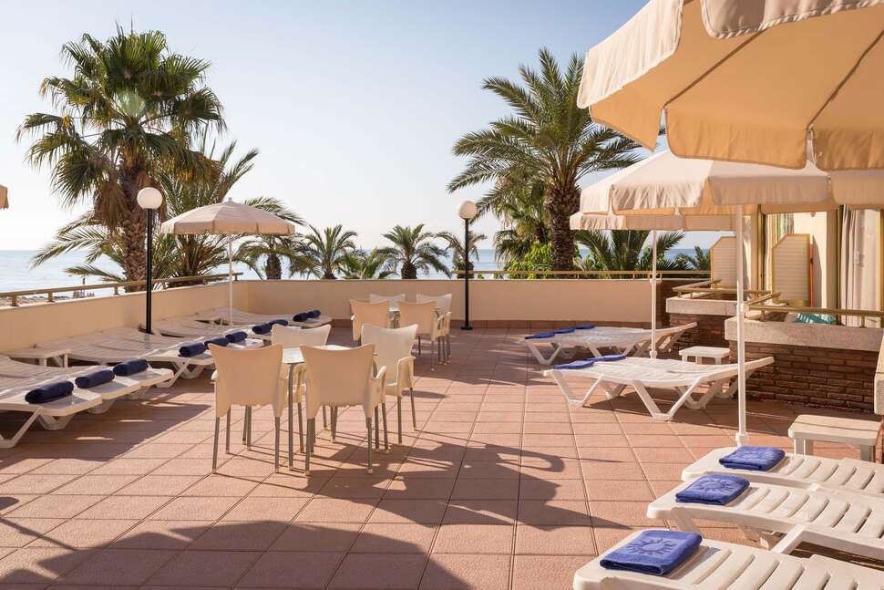 Een foto van het terras bij H-Top Royal Sun