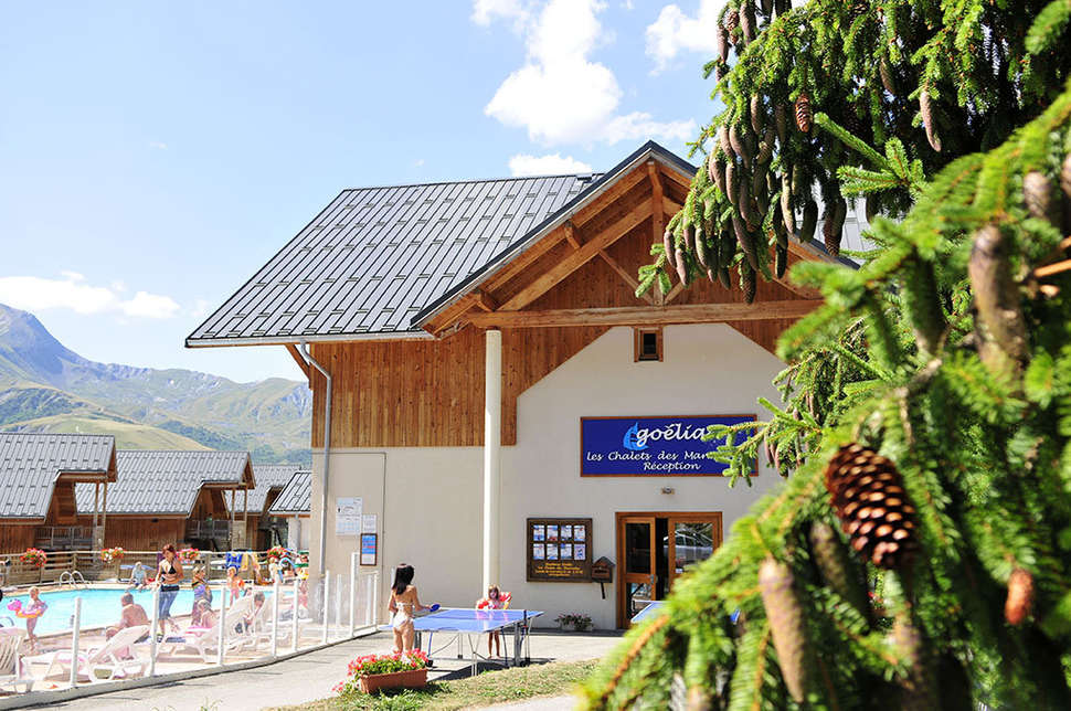 Een foto van de buitenkant van Les Chalets des Ecourt