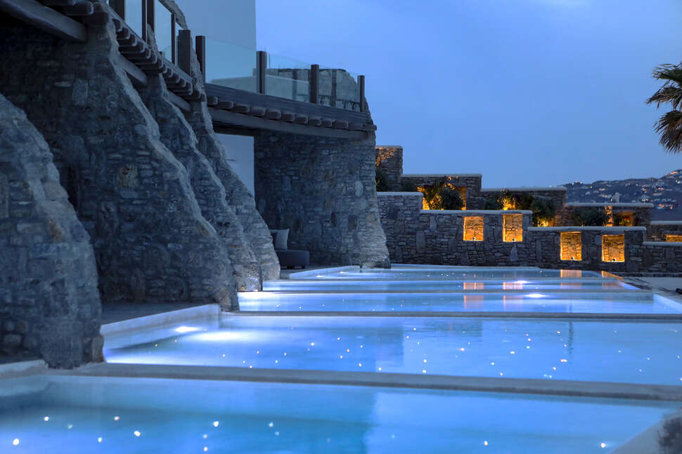 Een foto van het zwembad bij Aeonic Suites & Spa