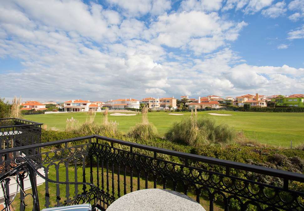 Een foto van het terras bij Praia D'El Rey Marriott Golf & Beach Resort